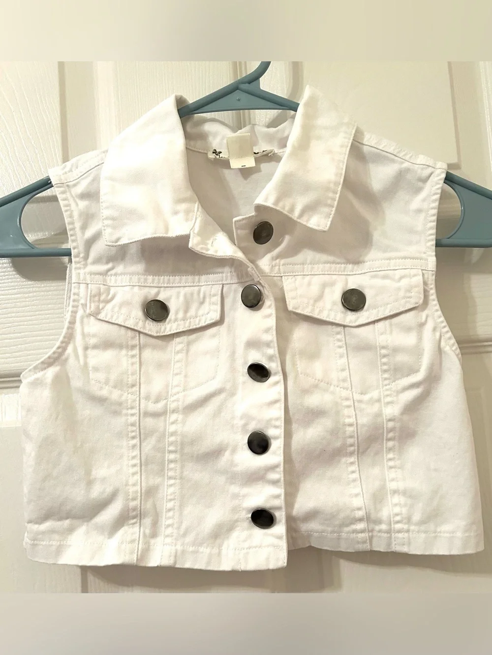 Like new , Knit Works white cropped denim vest.